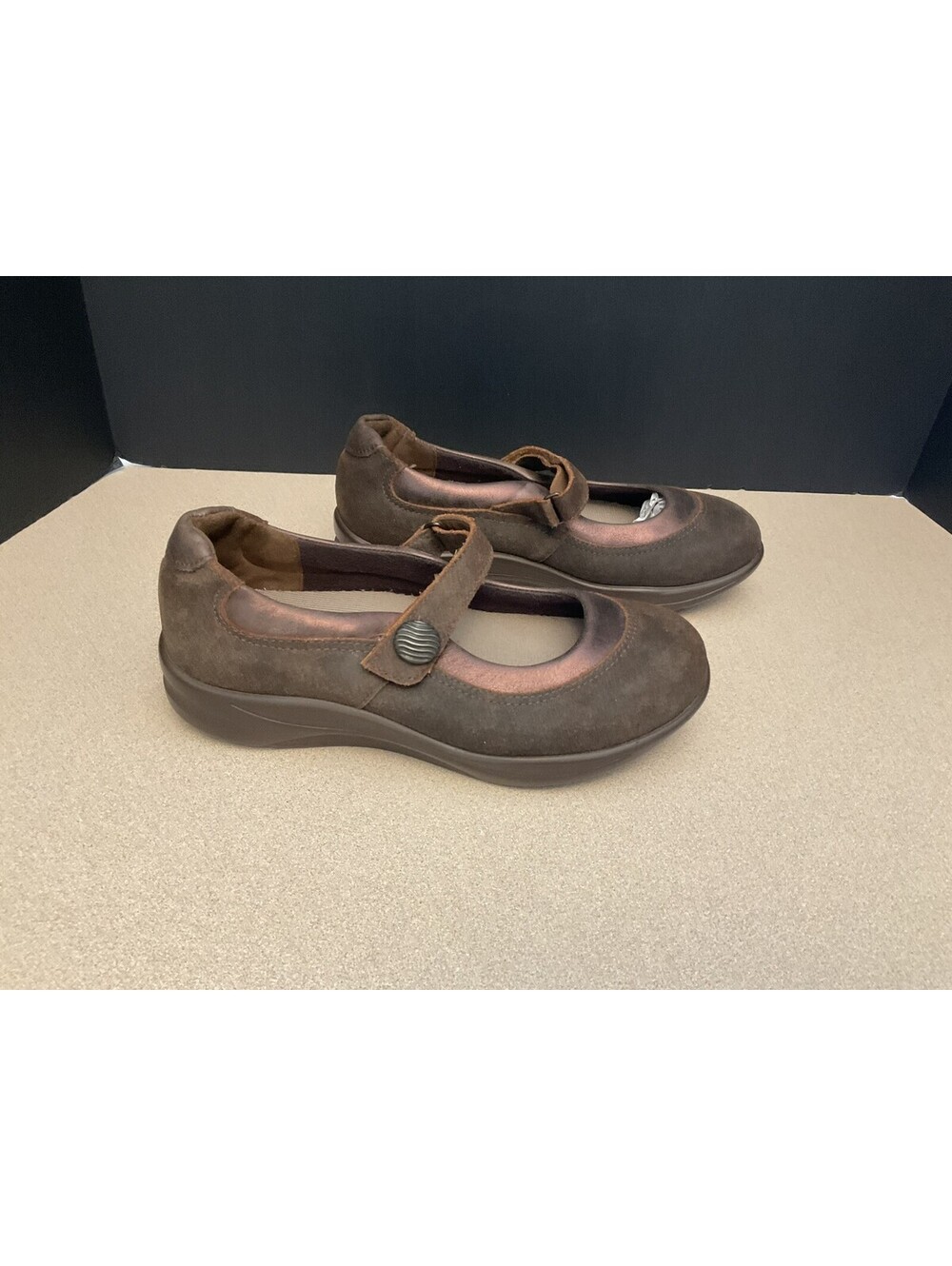 New! Womens SAS Step Out Brown Mary Jane Walking Shoes. Size 7 Wide. Nice Shoes!